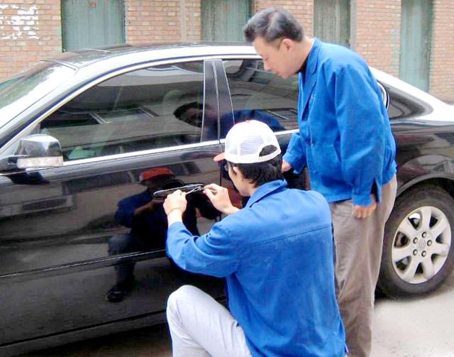 土默特右旗汽车钥匙丢在车里面怎么办?